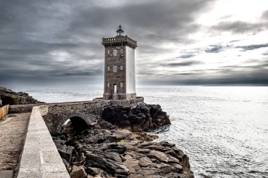 Deniz feneri Phare De Kermorvan Fransa 'nın Brittany kentindeki Finistere Atlantik Sahili' nde Le Conquet köyünde