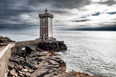 Deniz feneri Phare De Kermorvan Fransa 'nın Brittany kentindeki Finistere Atlantik Sahili' nde Le Conquet köyünde