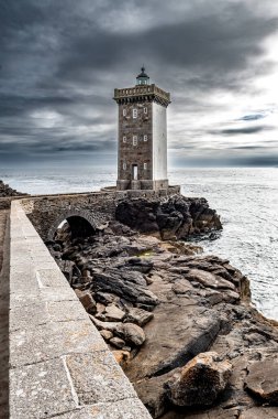 Deniz feneri Phare De Kermorvan Fransa 'nın Brittany kentindeki Finistere Atlantik Sahili' nde Le Conquet köyünde