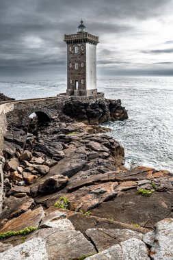 Deniz feneri Phare De Kermorvan Fransa 'nın Brittany kentindeki Finistere Atlantik Sahili' nde Le Conquet köyünde