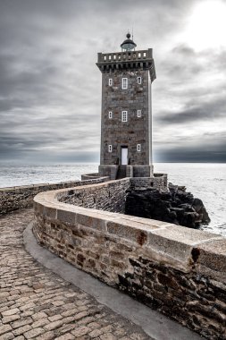 Deniz feneri Phare De Kermorvan Fransa 'nın Brittany kentindeki Finistere Atlantik Sahili' nde Le Conquet köyünde