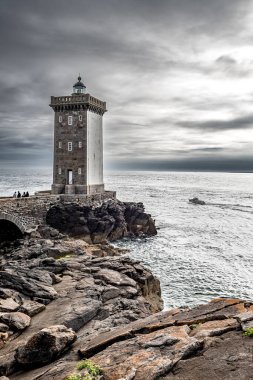 Deniz feneri Phare De Kermorvan Fransa 'nın Brittany kentindeki Finistere Atlantik Sahili' nde Le Conquet köyünde