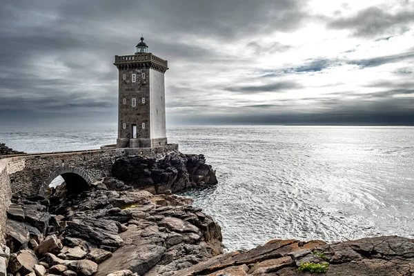 Deniz feneri Phare De Kermorvan Fransa 'nın Brittany kentindeki Finistere Atlantik Sahili' nde Le Conquet köyünde