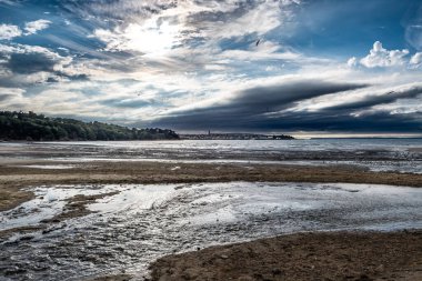 Plaj Plajı Douarnenez şehrinde Brittany, Fransa 'daki Finistere Atlantik Sahili' nde