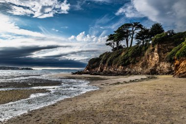 Plaj Plajı Douarnenez şehrinde Brittany, Fransa 'daki Finistere Atlantik Sahili' nde