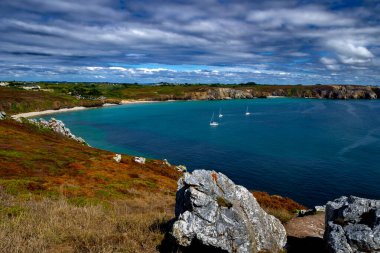 Fransa, Brittany 'deki Finistere Atlantik Kıyısındaki Pointe De Penhir' deki uçurumlar