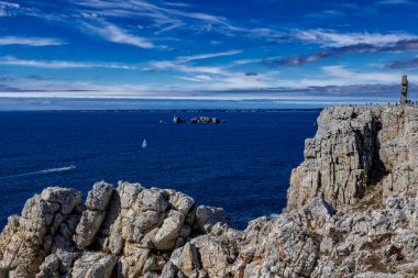 Kayalıklar ve anıt Aux Bretons De La France Libre Pointe De Penhir 'de Fransa' nın Brittany kentindeki Finistere Atlantik Sahili 'nde