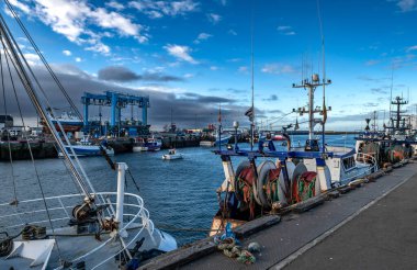 Finistere City Guilvinec 'in Limanı ve Balıkçı Tekneleri Atlantik kıyısında, İngiltere, Fransa