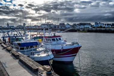 Finistere City Guilvinec 'in Limanı ve Balıkçı Tekneleri Atlantik kıyısında, İngiltere, Fransa