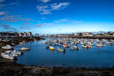 Finistere City Guilvinec 'in Limanı ve Balıkçı Tekneleri Atlantik kıyısında, İngiltere, Fransa