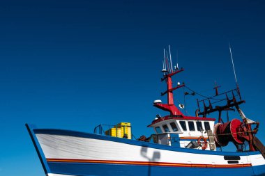 Finistere City Guilvinec Limanı 'ndaki balıkçı teknesi. Fransa' nın Brittany kentindeki Atlantik kıyısında.