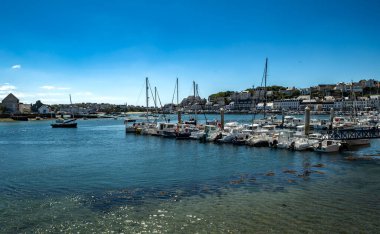 Audierne Limanı 'ndaki tekneler Fransa' nın Brittany kentindeki Finistere Atlantik Sahili 'nde