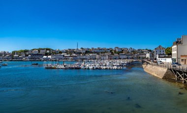 Audierne Limanı 'ndaki tekneler Fransa' nın Brittany kentindeki Finistere Atlantik Sahili 'nde