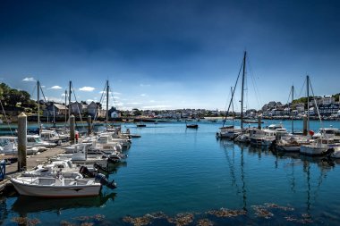 Audierne Limanı 'ndaki tekneler Fransa' nın Brittany kentindeki Finistere Atlantik Sahili 'nde