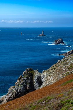 Fransa, Brittany 'deki Finistere Atlantik Sahili' nde bulunan Peninsula Pointe Du Raz 'daki Olağanüstü Kayalıklar ve Deniz Feneri