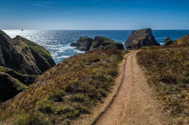 Fransa 'nın başkenti Brittany' deki Finistere Atlantik Sahili 'nde Cap Sizun' da bulunan Peninsula Pointe Du Van 'daki muhteşem uçurumlarla Sahil Yürüyüşü Yolu