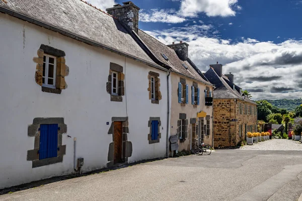 法国布列塔尼自然公园中的风景如画的小巷和Finistere村的小酒馆 — 图库照片
