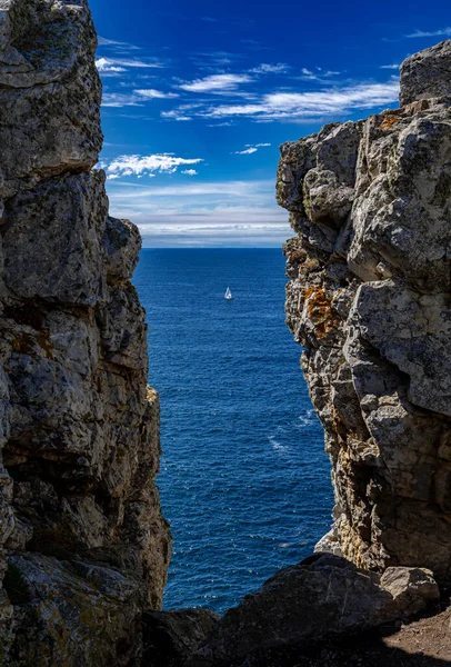 Cliffs Sail Boat Pointe Penhir Finistere Atlantic Coast Brittany France — Stock Photo, Image