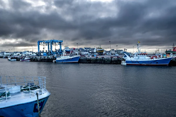 ブルターニュの大西洋岸にあるフィニステレ シティ ギルドの港と漁船 フランス — ストック写真