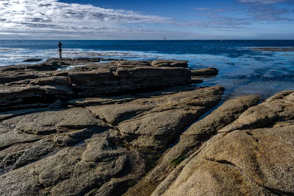 Samotna Osoba Kamiennej Plaży Guilvinec Wybrzeżu Atlantyku Finistere Bretanii Francja — Zdjęcie stockowe