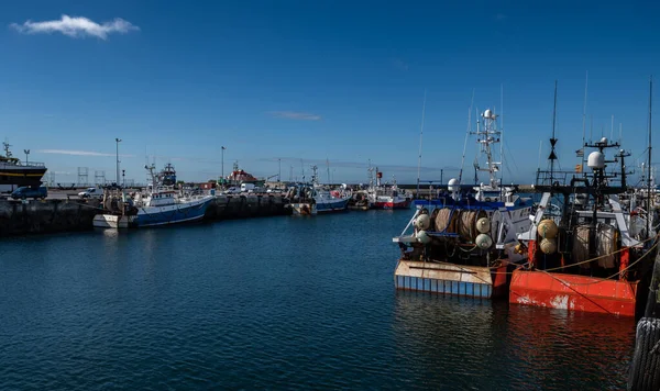 位于法国布列塔尼大西洋海岸的菲涅斯特河畔的海港和渔船 — 图库照片