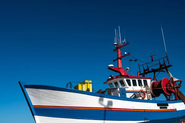 位于法国布列塔尼大西洋海岸的菲涅斯特河畔的一艘渔船 图库照片