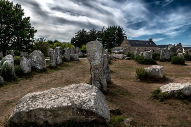 Kadim Taş Sahası Kerzerho Cruzuno Neolitik Megalithler ve Fransa 'nın Brittany kentindeki Finistere Village Carnac yakınlarında bir kır evi