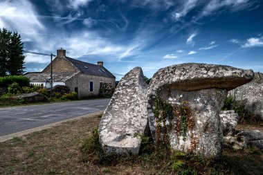 Kadim Taş Sahası Kerzerho Cruzuno Neolitik Megalithler ve Fransa 'nın Brittany kentindeki Finistere Village Carnac yakınlarında bir kır evi