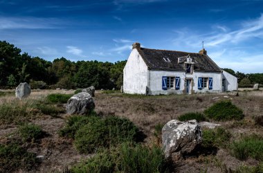 Antik Taş Sahası De Menhir Carnac Neolitik Megalitler ve Fransa 'nın Brittany kentindeki Eski Kulübe