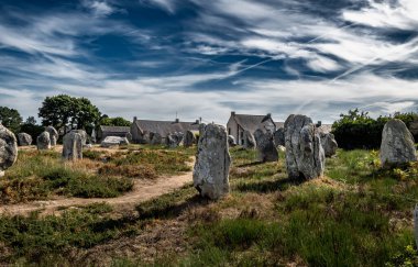 Antik Taş Sahası De Menhir Carnac Neolitik Megalitler ve Fransa 'nın Brittany kentindeki Eski Kulübe