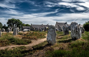 Antik Taş Sahası De Menhir Carnac Neolitik Megalitler ve Fransa 'nın Brittany kentindeki Eski Kulübe