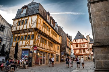 Vannes, Frank - 26. Ağustos 2022: Fransa 'nın Brittany kentindeki Morbihan Atlantik Kıyısındaki Vannes Ortaçağ Şehri' nde Sokak Yaşamı