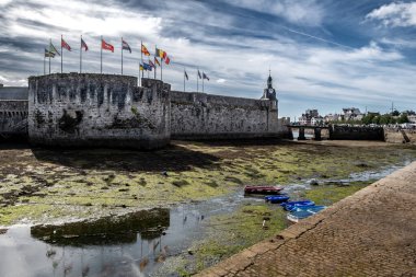 Ortaçağ Kalesi ile Eski Şehir Concarneau Limanı Fransa 'nın Brittany kentindeki Finistere Atlantik Sahili' nde