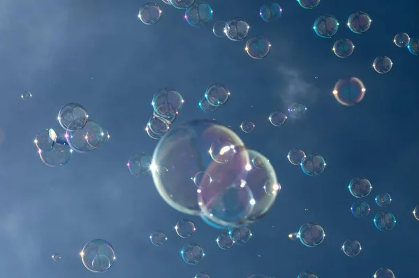 Många Färgglada Såpbubblor Flyter Luften Framför Blå Himmel — Stockfoto