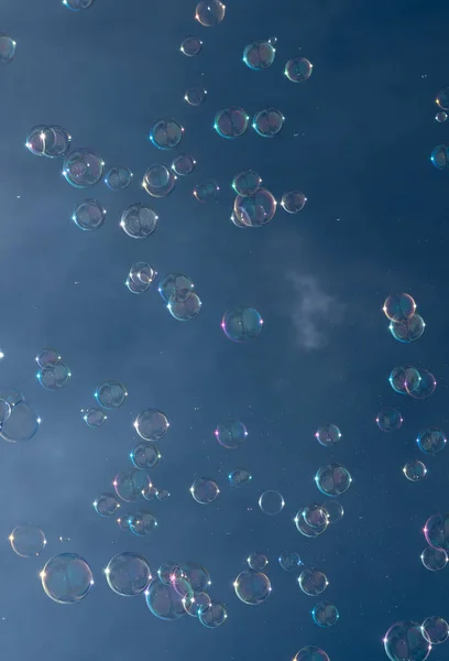 Många Färgglada Såpbubblor Flyter Luften Framför Blå Himmel — Stockfoto