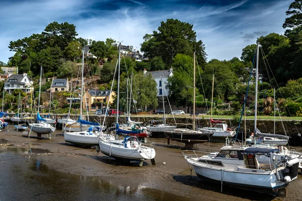 中世の村の港と芸術家エンクラブ アーヴァン フィニステール川ブルターニュ フランス — ストック写真