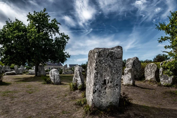 古代の石のフィールドKerzerho Cruzuno新石器時代の巨石とコテージの近くFinistere村カルナックブルターニュ フランス — ストック写真