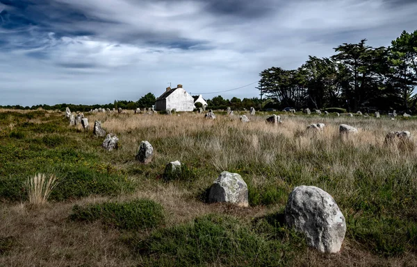 Alinhamentos Antigos Campo Pedra Menhir Carnac Com Megalitos Neolíticos Casa — Fotografia de Stock