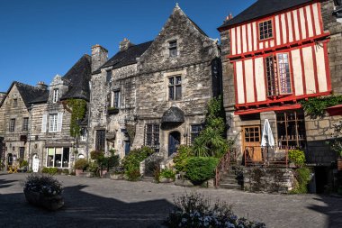 Fransa 'nın Brittany kentindeki Morbihan Bölümü' ndeki Rochefort En Terre 'deki Antik Binalar