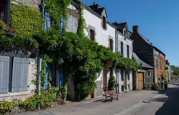 法国布列塔尼莫尔比汉区风景如画的Rochefort Terre村的古代建筑 — 图库照片