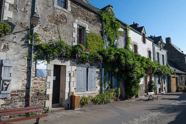 法国布列塔尼莫尔比汉区风景如画的Rochefort Terre村的古代建筑 — 图库照片