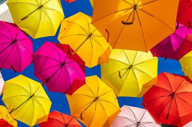 Bordeaux, Fransa 'da sokak dekorasyonu ve güneş koruması olarak asılı renkli şemsiyeler.