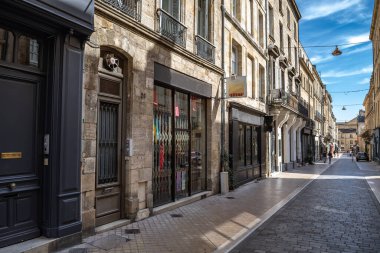 Fransa 'nın Bordeaux şehrinde küçük dükkanları olan bir sokak.