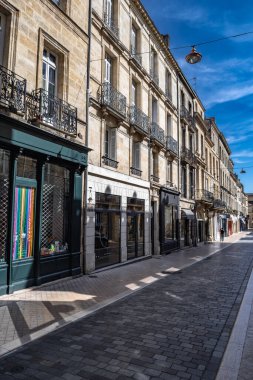Fransa 'nın Bordeaux şehrinde küçük dükkanları olan bir sokak.