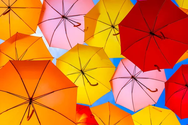 フランス ボルドーの街の装飾と太陽の保護としてぶら下がっカラフルな傘 — ストック写真