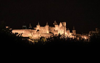 Fransa 'nın Occitania şehrinde Ortaçağ Şehir Carcassonne Olağanüstü Aydınlanmış Kalesi