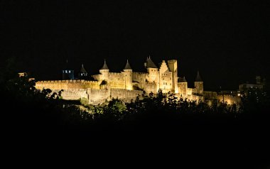 Fransa 'nın Occitania şehrinde Ortaçağ Şehir Carcassonne Olağanüstü Aydınlanmış Kalesi