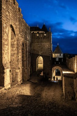 Fransa 'nın Occitania şehrinde Ortaçağ Şehir Carcassonne Olağanüstü Aydınlanmış Kalesi