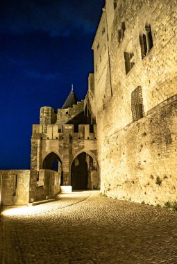 Fransa 'nın Occitania şehrinde Ortaçağ Şehir Carcassonne Olağanüstü Aydınlanmış Kalesi