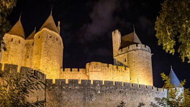 Fransa 'nın Occitania şehrinde Ortaçağ Şehir Carcassonne Olağanüstü Aydınlanmış Kalesi